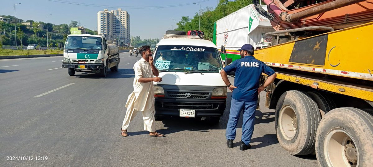 ctprwp's tweet photo. 🚛 وزیر اعلیٰ پنجاب کے ویژن کے مطابق انچارج سرکل سول لائنز اور ٹیم کی روٹ پرمٹ، فٹنس سرٹیفکیٹ اور اوورلوڈ گاڑیوں کے خلاف کارروائی 🚛
قانون کی پاسداری کریں اور سڑکوں کو محفوظ بنائیں۔
#TrafficManagement #CTPRawalpindi #CMPunjabVision #RoadSafety #PublicService #FitnessCertificate https://t.co/nNmgyHuzne