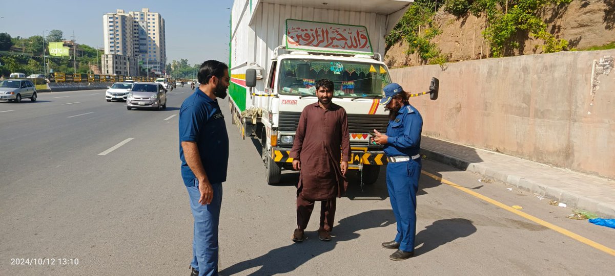 ctprwp's tweet photo. 🚛 وزیر اعلیٰ پنجاب کے ویژن کے مطابق انچارج سرکل سول لائنز اور ٹیم کی روٹ پرمٹ، فٹنس سرٹیفکیٹ اور اوورلوڈ گاڑیوں کے خلاف کارروائی 🚛
قانون کی پاسداری کریں اور سڑکوں کو محفوظ بنائیں۔
#TrafficManagement #CTPRawalpindi #CMPunjabVision #RoadSafety #PublicService #FitnessCertificate https://t.co/nNmgyHuzne