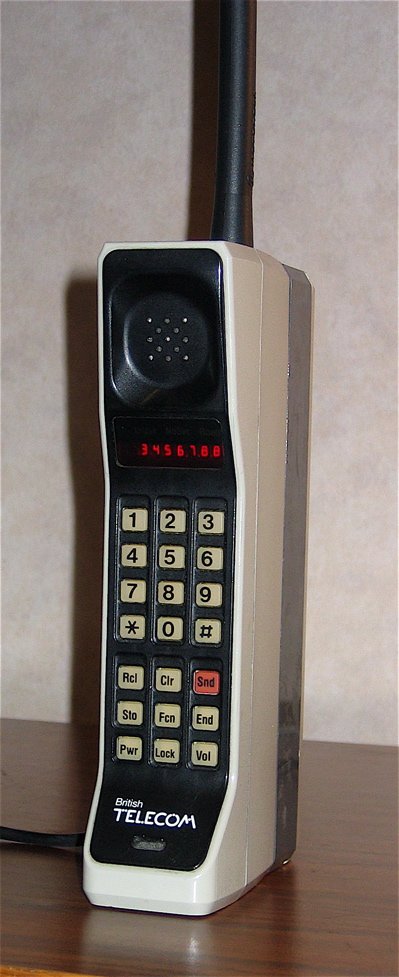 TicEducativas's tweet photo. ¿Sabías que...? 

Un día como hoy, pero de 1983: Entra en funcionamiento en Estados Unidos el primer AMPS (Advanced Mobile Phone System).

#EfemérideTecnológica #TelefoníaMóvil #MobilPhone 

Imagen de Wikipedia: Motorola DynaTAC https://t.co/OnXMeyswG4