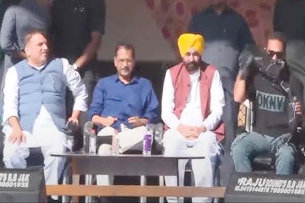 hindsamachar3's tweet image. متحدہ عرب امارات میں غیر قانونی طور پر رہنے والے ہندوستانیوں کو کیا جائے گا ڈی پورٹ، حکومت نے معافی مانگنے کا دیاآخری موقع 
متحدہ عرب امارات میں غیر قانونی افراد کو ڈی پورٹ کرنے کا فیصلہ 
#UAE #IndianslivingillegallyinUAEdeported  #AmnestyProgram  #4thousandIndiansoughtrelieffrom