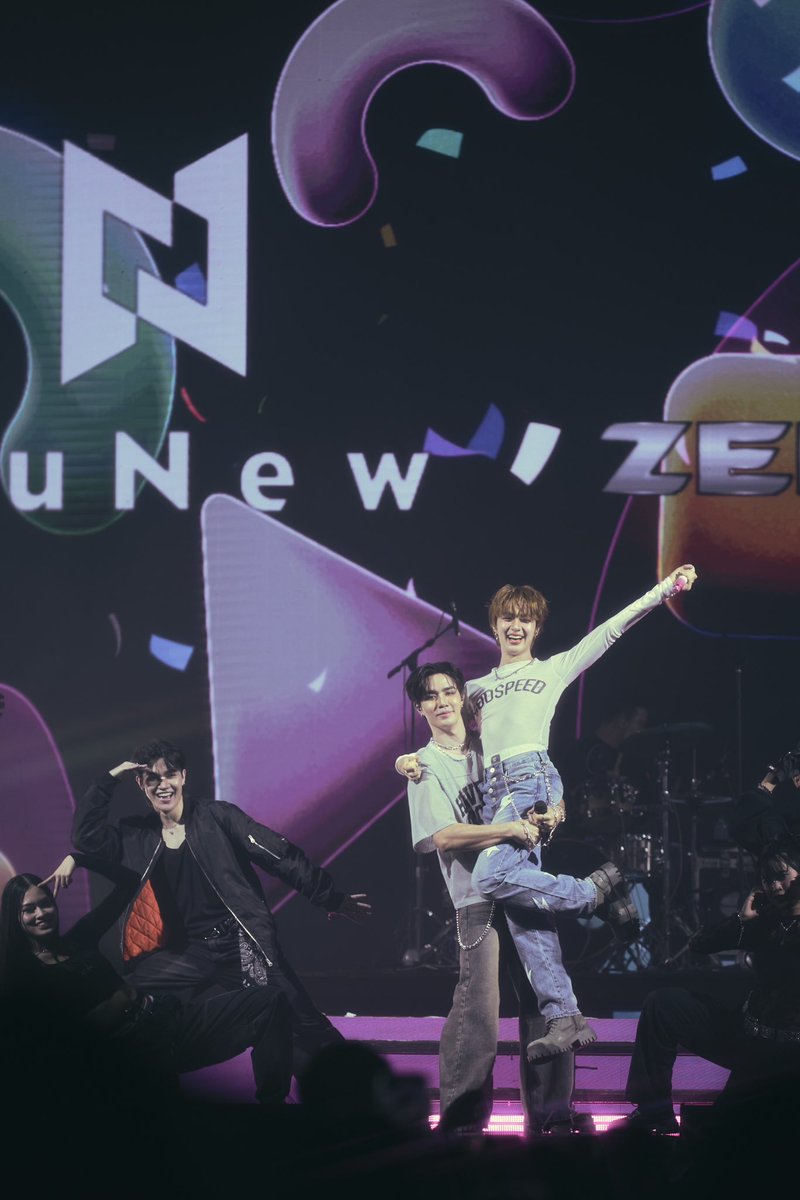 DMDMusicTH's tweet image. ภาพบรรยากาศของ “ซี” @zee_pruk และ “นุนิว” @CwrNew ในงาน PEPSI Presents T-POP Concert Fest 3 🎤✨

TPOP FEST 3 x ZeeNuNew
#TpopConcertFest3xซีนุนิว