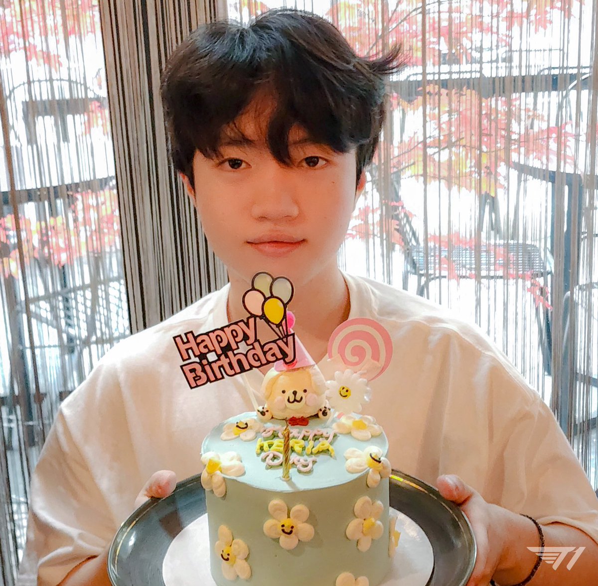 T1LoL's tweet image. Surprise Party!🎉