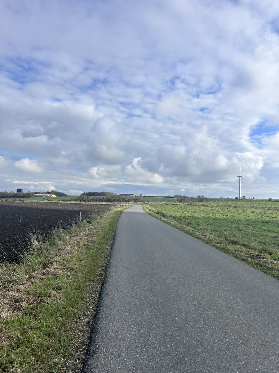 Ugens “lange” tur. Fornøjelse at være ude.  Ingen vind og gode ben. 
Har haft godt af et par uger med færre km!
#twrundk