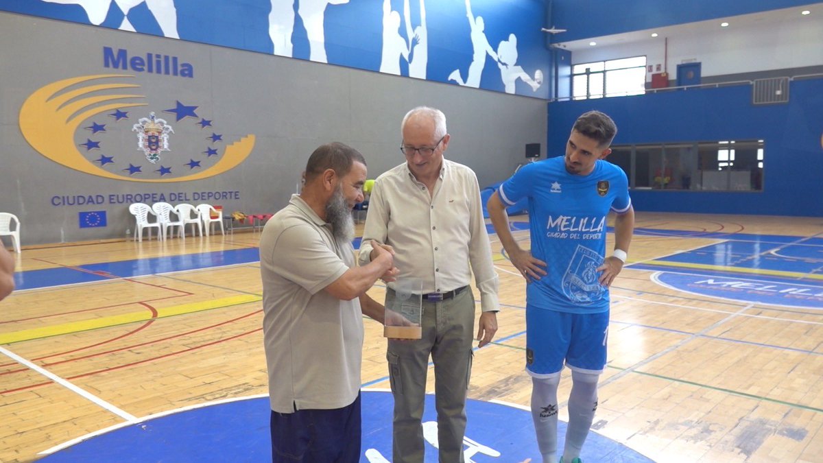 Nueva Era FS - Melilla Ciudad del Deporte (@nuevaerafs_ml) on Twitter photo Antes del encuentro de ayer hicimos un pequeño homenaje a nuestro buen amigo JUAN LUIS GALERA LOPEZ, que después de tanto años de trabajo en <a href="/RFMF_MELILLA/">RFMF_MELILLA</a> pasa a una nueva situación. Nuestro Presidente junto al jugador, Negro, hizo entrega de una placa. Te deseamos lo mejor. Antes del encuentro de ayer hicimos un pequeño homenaje a nuestro buen amigo JUAN LUIS GALERA LOPEZ, que después de tanto años de trabajo en <a href="/RFMF_MELILLA/">RFMF_MELILLA</a> pasa a una nueva situación. Nuestro Presidente junto al jugador, Negro, hizo entrega de una placa. Te deseamos lo mejor.
