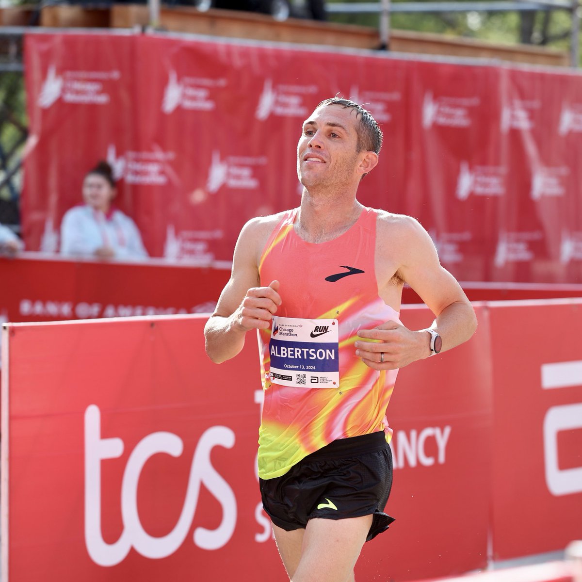 usatf's tweet photo. Top Americans in Chicago 🤩🇺🇸

CJ Albertson was the top American man with a seventh-place finish of 2:08:17 at the 2024 Bank of America Chicago Marathon! Zach Panning earned a top-10 finish with his 2:09:16 run for tenth. 

Susanna Sullivan finished seventh as the top American woman with her 2:21:56! Lindsay Flanagan cracked the top-10 with her ninth-place 2:23:31. 

📸: Kevin Morris