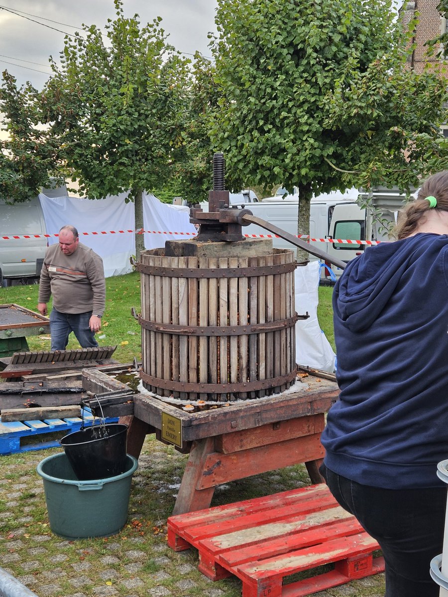 02_nadege's tweet photo. Aujourd'hui les Elus et Collaborateurs Groupama présents à Lemé pour la traditionnelle fête de la pomme 🍎
#proximité 
#Thiérache https://t.co/7ks94Mk0uZ