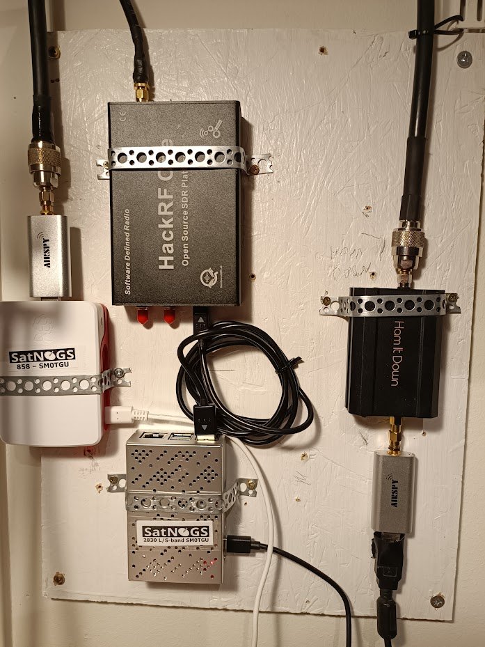 amsat_sm's tweet image. Did some better arrangement for my SatNOGS and downconverter hardware. #satnogs #airspy