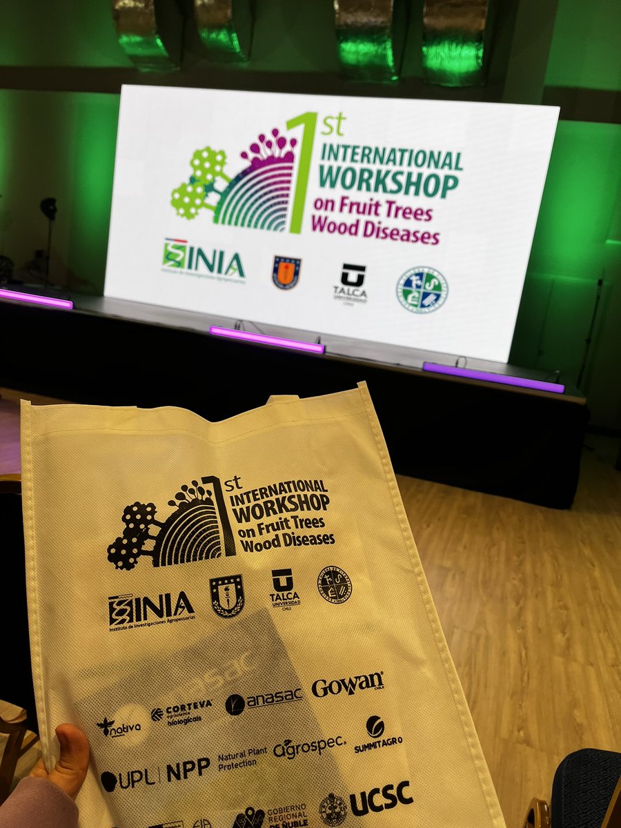 YsadoraFernand4's tweet photo. Muy buena experiencia 🍄 entre expositores nacionales y extranjeros. Importante aprender e intercambiar que se está haciendo y hacia donde va dirigida la investigación en general. https://t.co/9iFvgUfpQi