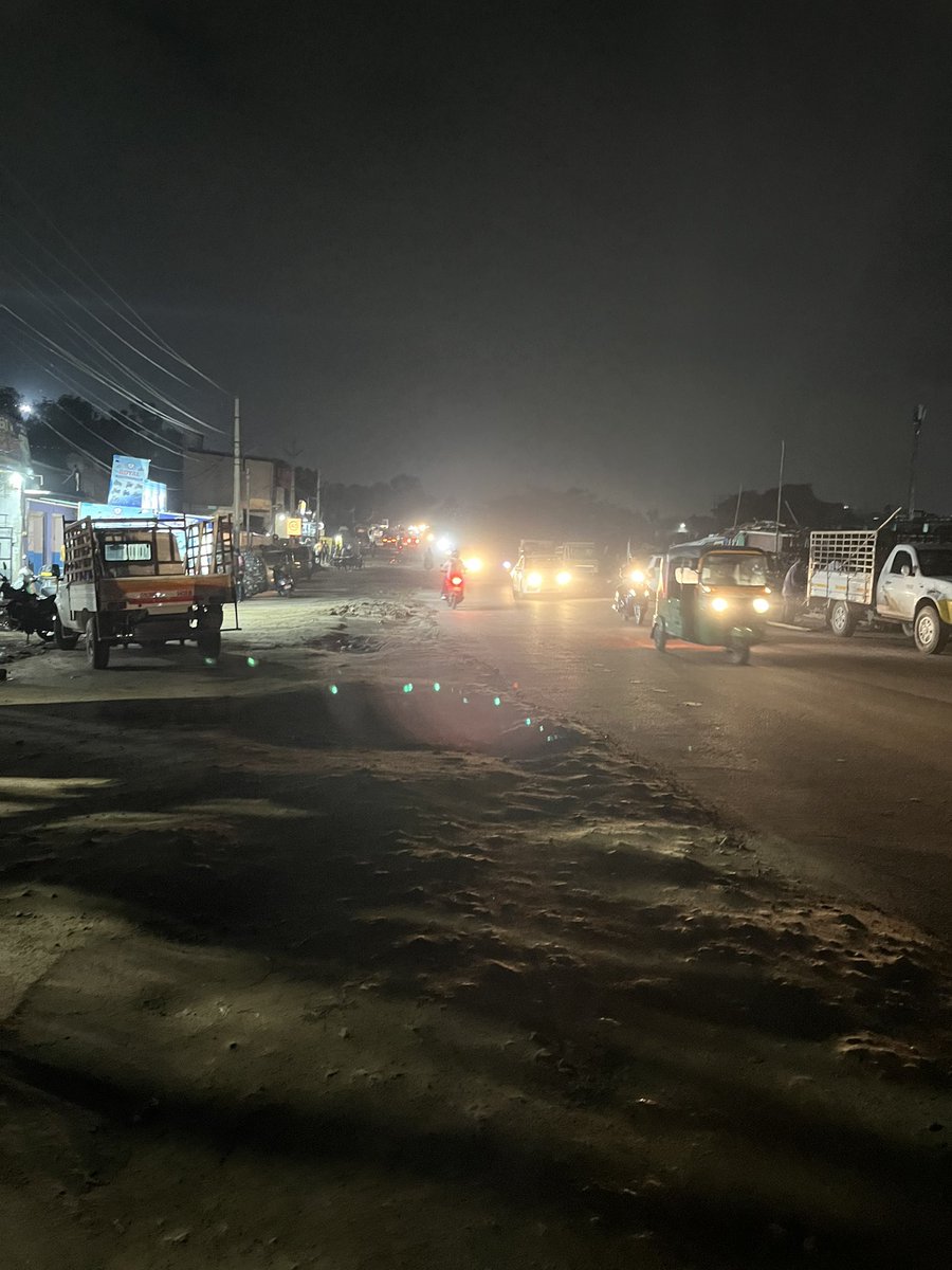 mdakbaralikhan0's tweet photo. @EESL_India  @GHMCOnline 
IN HAFEEZPET DIVISION
The manjeera pipeline Road 🛣️ Street Light’s Not working 
Its looks like @SStreetlight Is not at all worried for If any hazard Incident takes place 
@JagadeeshwarINC @GandhiArekapudi @revanth_anumula @ZC_SLP please take Action ASAP https://t.co/IFBDCKNwIu