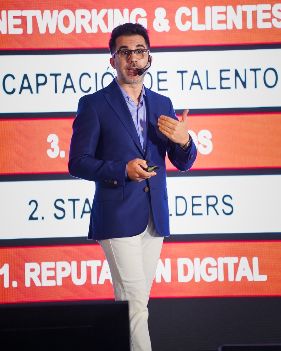 aribenedetti's tweet photo. Increíble experiencia cerrar Expo Cumbre organizado por @RevistaFDE en Cap Cana disertando sobre Reputación Digital para Líderes Influyentes #Dominicana https://t.co/KqK8XoaVFo