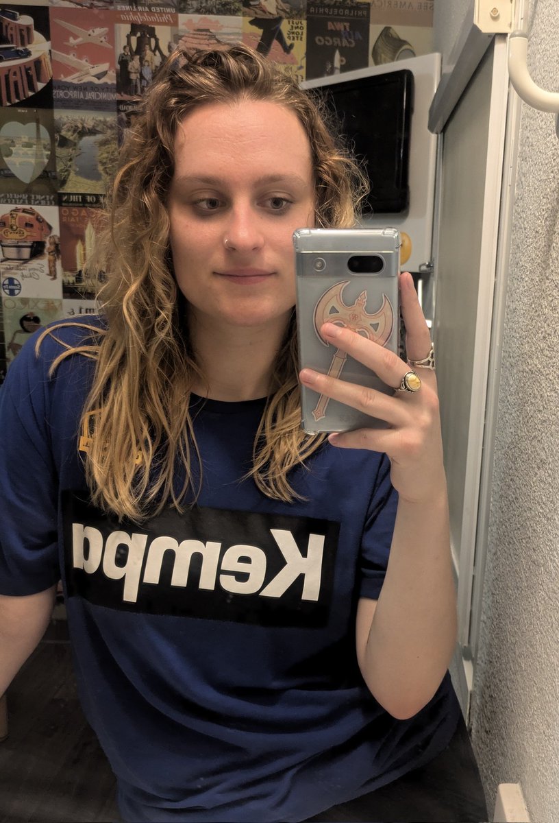 codacodac's tweet photo. Si jamaiiis la cutie qui m'a embrassée au concert de @TheaBreak2 avant de disparaître dans un pogo tombe sur ce tweet, viens en dm 🥹#LGBTQIAPutASmileOnYourFace https://t.co/Ypoe8WtoXc