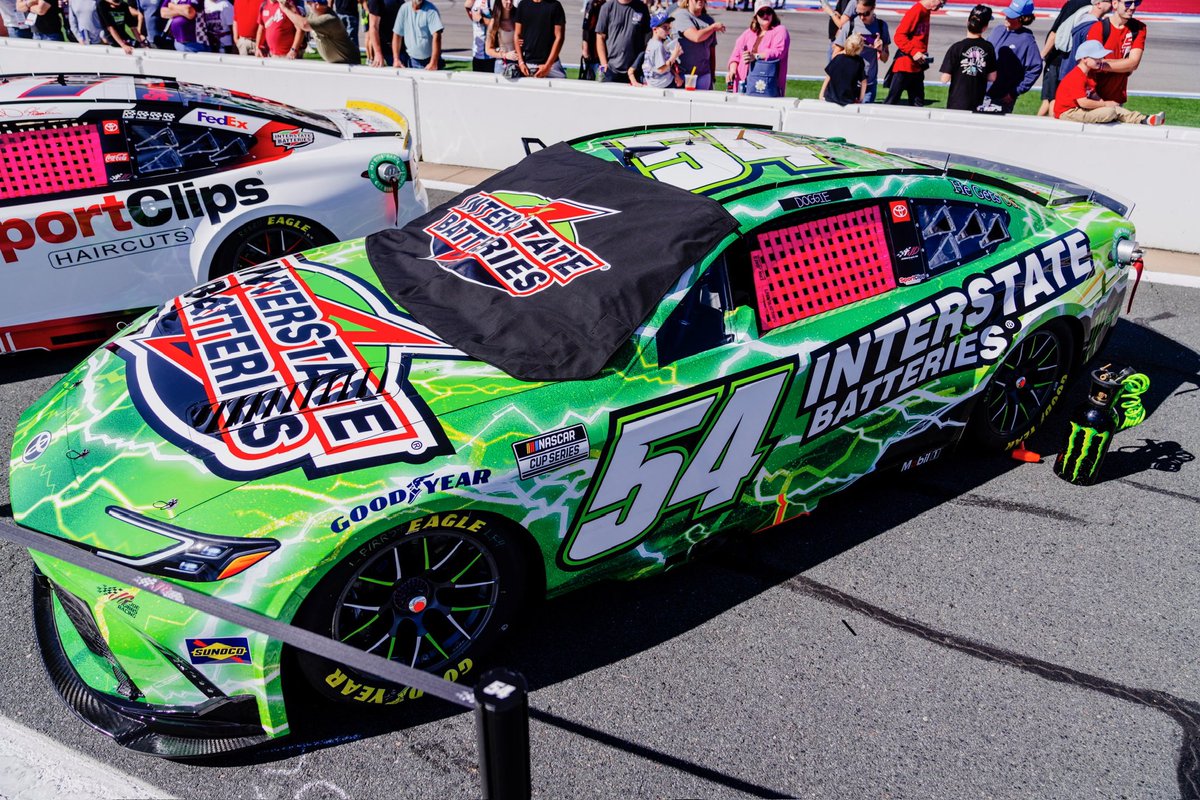 JoeGibbsRacing's tweet image. Chasing the hometown 🏁 today!

Which team do you want to see in Victory Lane today??