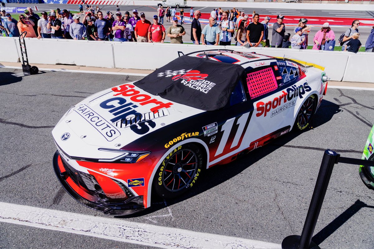 JoeGibbsRacing's tweet image. Chasing the hometown 🏁 today!

Which team do you want to see in Victory Lane today??