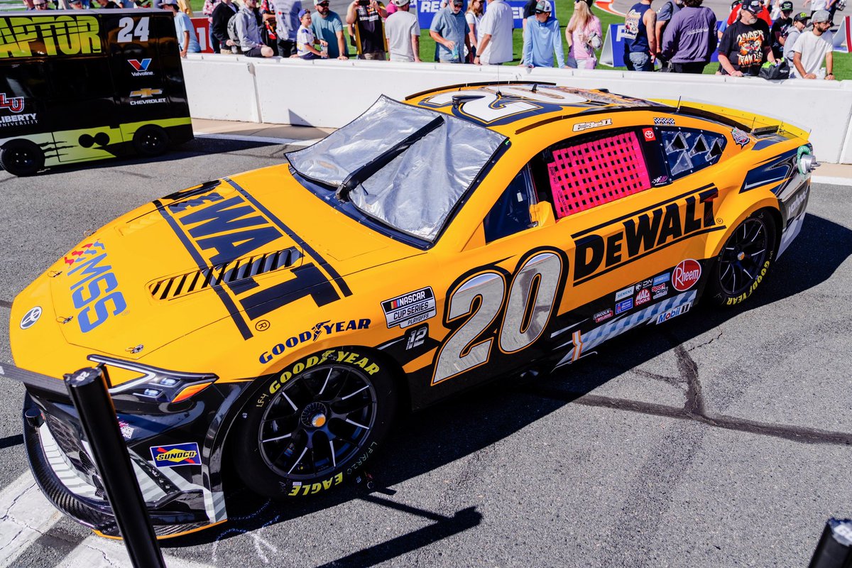 JoeGibbsRacing's tweet image. Chasing the hometown 🏁 today!

Which team do you want to see in Victory Lane today??