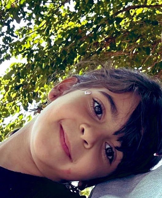 Boğuldum
Öldüm
Çöp poşetine kondum 
Dişim söküldü
Bacağım koptu
Canım çok yandı
Nefesim kesildi
Cesedimden 90 parça aldılar
Konuşamadım
Çığlık attım duyuramadım

Siz konuşun yerime 

#Narin