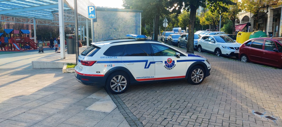 txolotron's tweet photo. Coche de la ertzaintza se mete casi en el parque y no han parado a hacer ningún aviso. Cafecito en la terraza del palomita en Barakaldo. Pueden aparcar en cualquier lugar para eso? https://t.co/YkB6SwqLwk