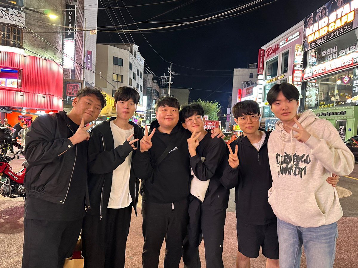 ozzorogoyo's tweet photo. 19킹존 사진 떴다..🥹
라스칼 커즈 폰 내현 데프트 투신 https://t.co/hzqsCNQPEc