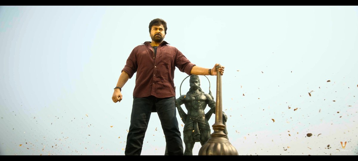 PreethamTekuma2's tweet photo. Someone needs to really change the costume designer for boss. He looks the same as in #khaidino150, #achaarya #bholaashankar and in  #Viswambhara. He looks he's flying on a unicorn straight from the sets of Khaidi no 150. @UV_Creations @RamVenkatSrikar https://t.co/6wh2peE9DX