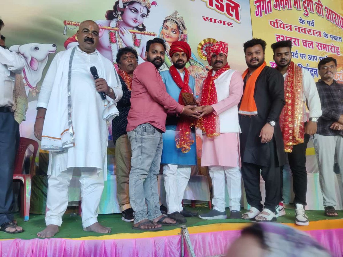 suraj1982soni's tweet photo. दशहरा चल समारोह सराफा काली कमेटी कानपुर की झांकी महाकाली शंकर जी राधा कृष्ण की शानदार मनमोहक झांसी https://t.co/gZ3ZxfyYxo