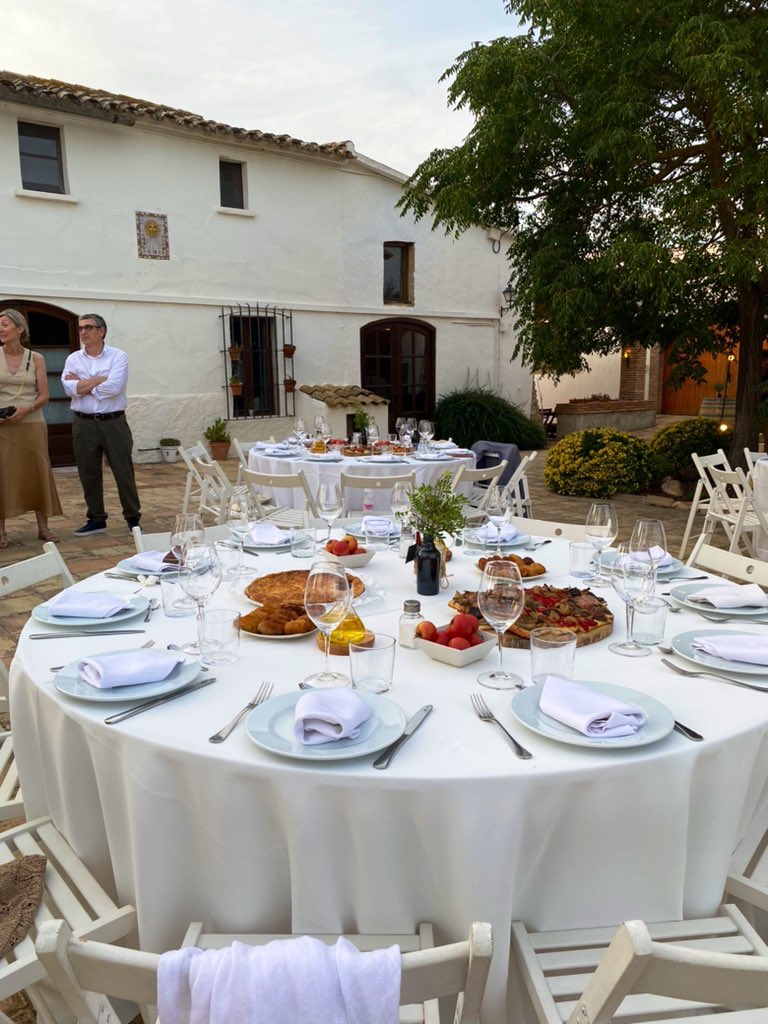 🆕 Si esteu buscant un regal original o un cap de setmana entre vinyes podeu consultar al nostre web.

🍽️ Regaleu o regaleu-vos enoturisme a Carol Vallès.

⛓️‍💥 cellerscarol.com/experiencies/