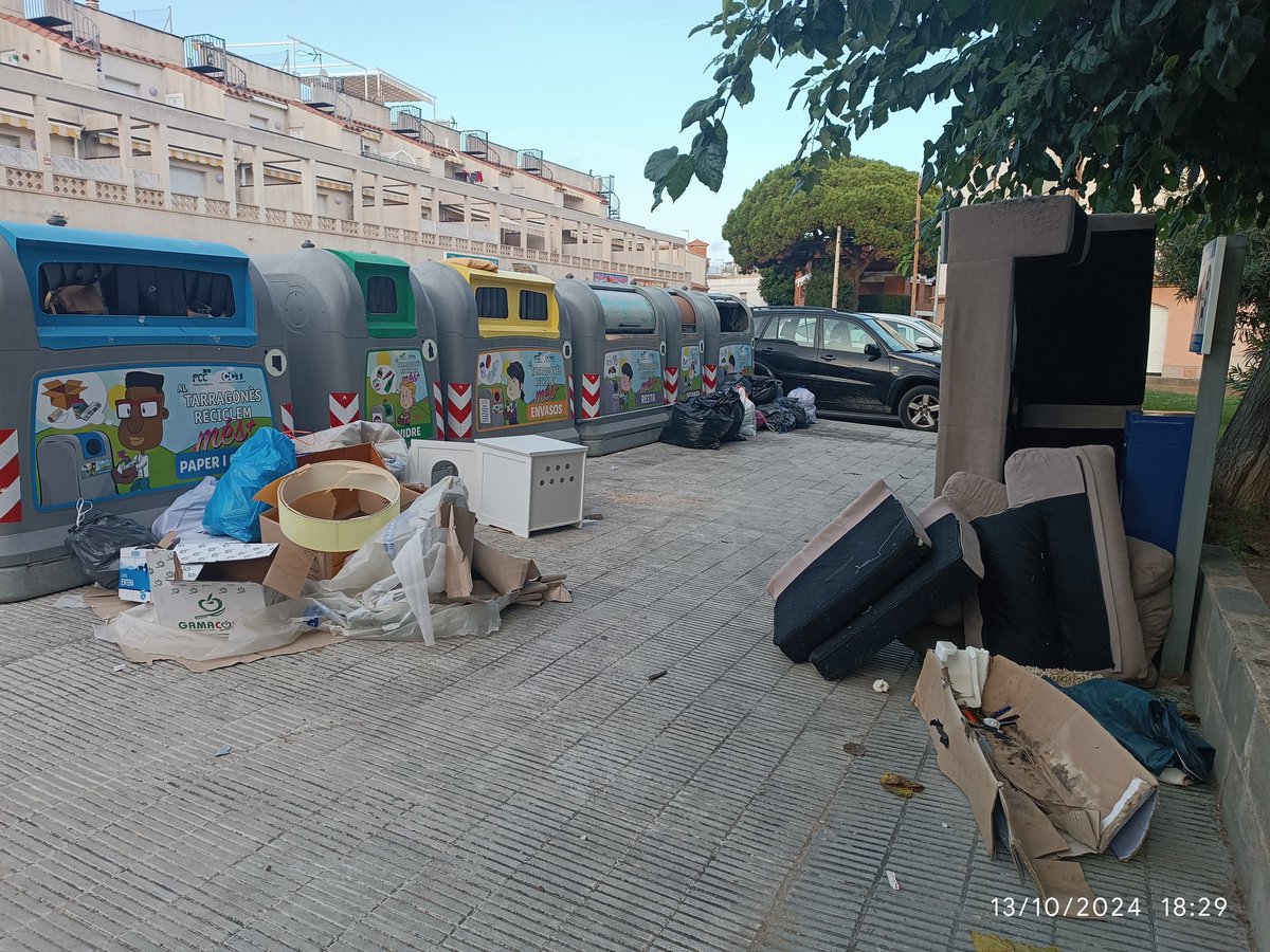 asvisa's tweet photo. Plaça Boters, Altafulla barri marítim. Algún dubte q es com una deixalleria? Que + necessita @ajAltafulla @PoliAltafulla x posar cámaras aquí? I al vespre s,hi afegiràn els sacs industrials d les deixalles restaurants i els veïns sense poder fer res, i pagant l,IBI+car Catalunya! https://t.co/HZJYe0pcxz