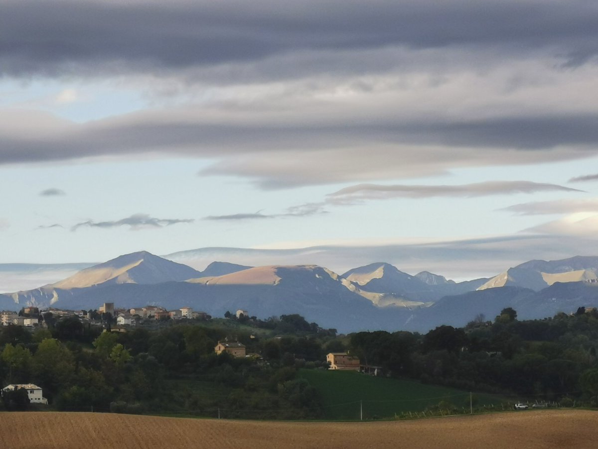 Monti magici che possono stregare e ammaliare, come un incantesimo della maga di cui prendono il nome.
Monti Sibillini visti dalle campagne di Mogliano.
#ILoveMarche