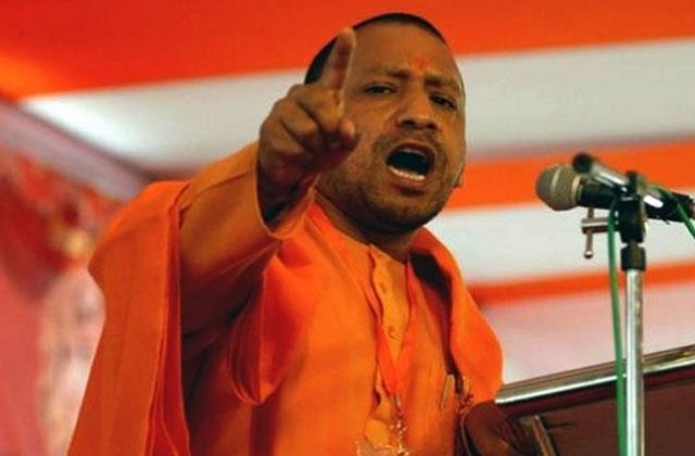 उत्तर प्रदेश से बड़ी खबर!

हिन्दुओं पर कट्टरपंथी मुसलमानों ने की ओपन फायरिंग!

मूर्ति विसर्जन यात्रा पर पथराव, 20 राउंड फायरिंग।

मुस्लिम समुदाय के घर के सामने से गुजरे दुर्गा पूजा विसर्जन जुलूस के दौरान पथराव हुआ, इसके बाद फायरिंग भी हुई।

1 हिन्दू युवक की मौत,  बहराइच में बवाल