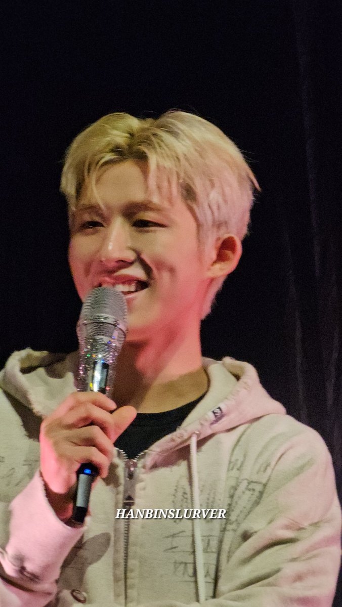 hanbinslurver's tweet photo. hanbin during q&amp;a today 🥹🩵
how can one be handsome &amp; cute at the same time 😮‍💨
#HYPEUPinMILAN #hanbin #kimhanbin #김한빈 #비아이 https://t.co/8kPYINnBrB