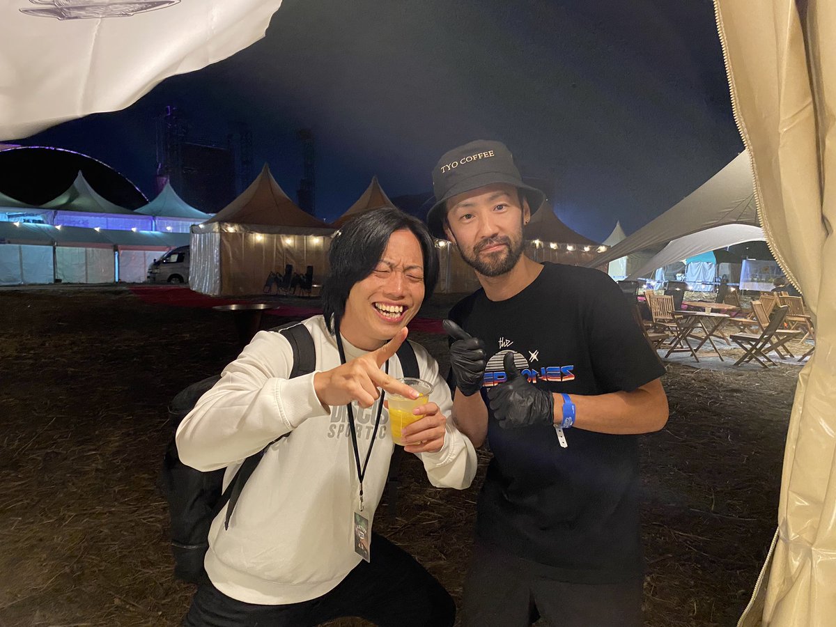 Shin5star's tweet photo. レモンサワー大絶賛で何杯も何杯も飲んでれたのはミスファンのメガテラ・ゼロくん。

あんなにレモンサワー作ったのは初めてだし、あんなにお礼言われたのも初めて
楽しそうに美味しく飲んでもらってケータリングの疲れも吹っ飛んだ
最後に記念にツーショット
いつかライブに行きたいな
#ミスファン https://t.co/mAeNmsFPVK
