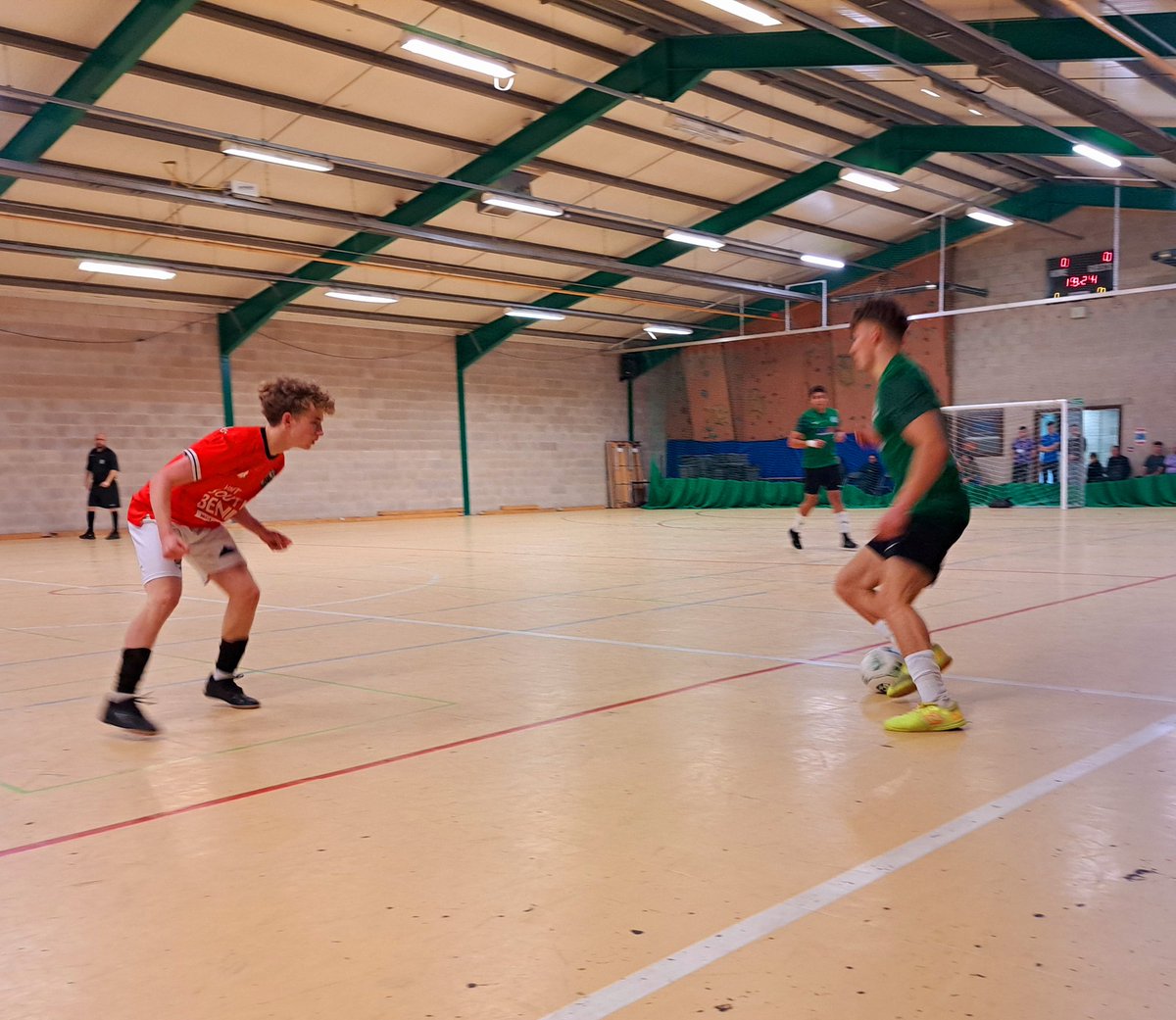 🦁 in East Midlands derby action against Leicester Athletic in the <a href="/NatFutsalLeague/">National Futsal League</a> A tight game from start to finish saw Northampton edge it 2-1. Big effort from the squad as we continue to progress our performances. #norleic #futsal