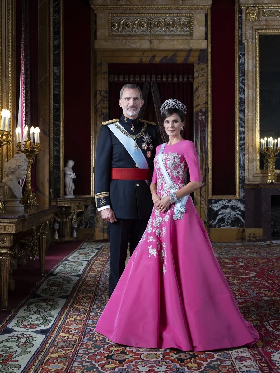 PFifiona's tweet photo. Foto oficial de la realeza / Foto oficial de la putona del Bienestar

(Ambas fotografías tomadas con su consentimiento y aprobación, y publicadas en sus respectivas redes sociales...) https://t.co/E6jFkuZo0I