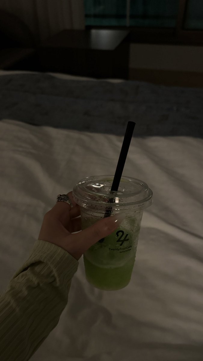 أود البقاء على كتفيك وبين يديك 🤍