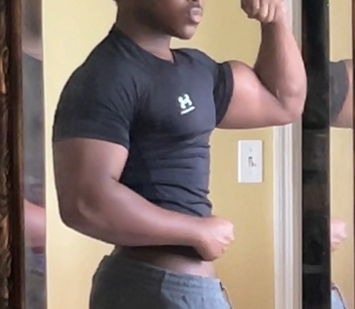 dum__bums's tweet photo. i <3 compression shirts #compressionshirts #gym https://t.co/JvKwllNIxx