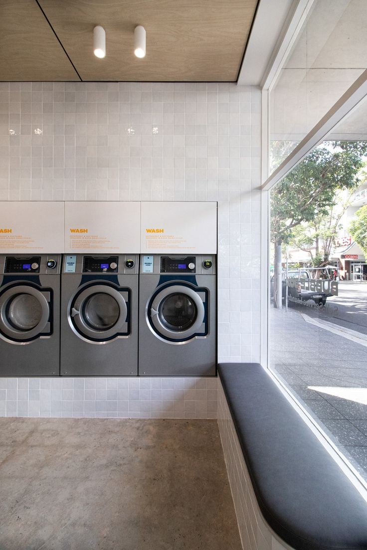 windrisesd's tweet image. as vezes acho a lavanderia um lugar bom pra se ter um encontro.