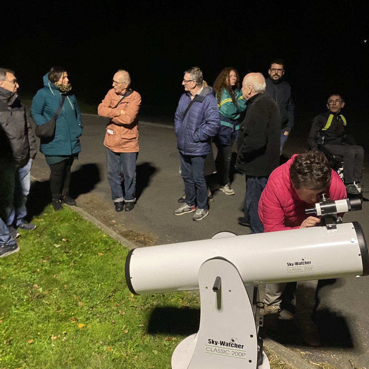 RioBorvo's tweet photo. Magnifique soirée avec l'Astro-Club de Bourbon-Lancy ! Merci @SonyPicturesFr pour le film #tothemoon qui a accompagné nos spectateurs avant l'observation de lune à travers les télescopes de l'association. https://t.co/tKT3bQ6J3k