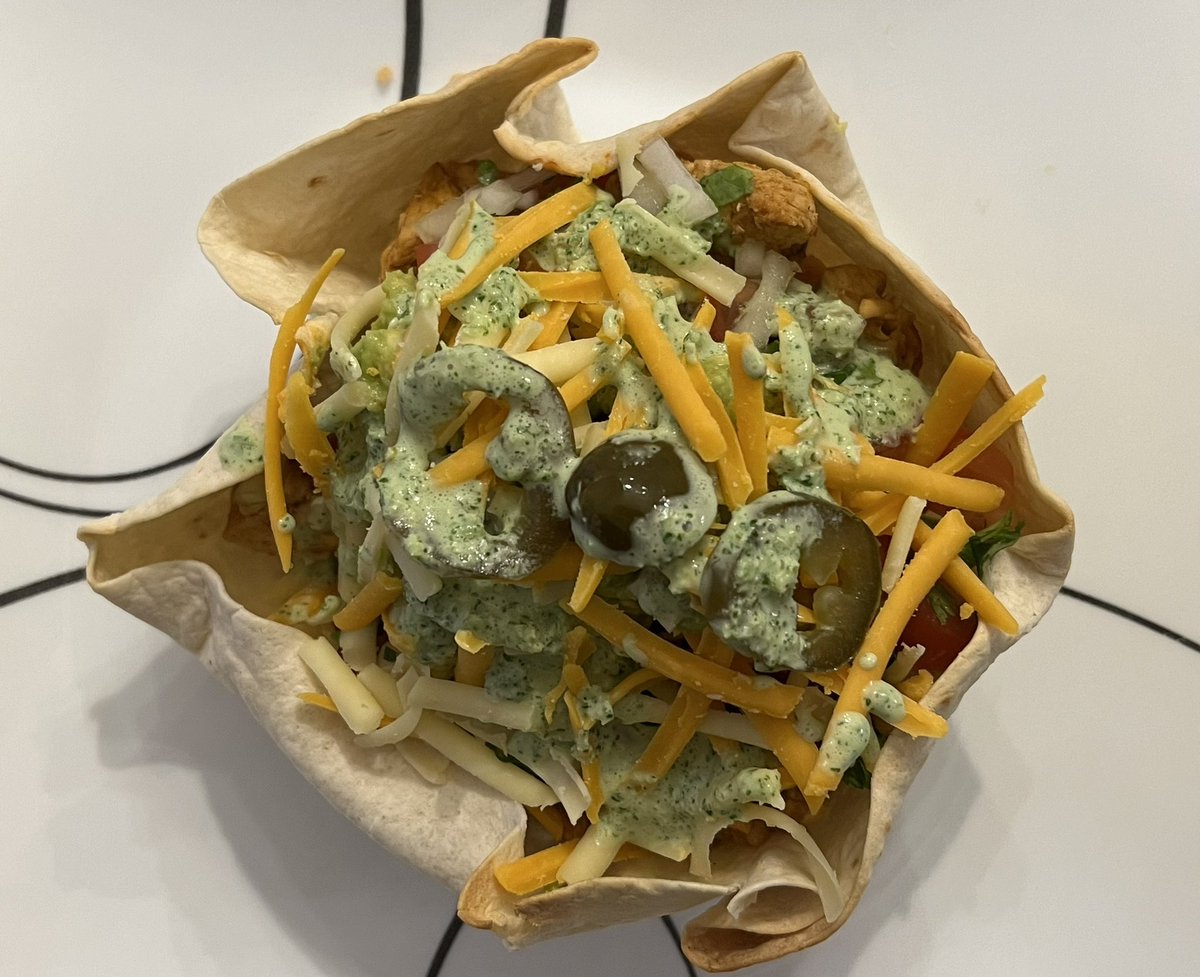 ElComandante84's tweet photo. A Burrito bowl - spiced rice layered with Mexican chicken & topped with pico de gallo, guacamole, cheese, sour cream, jalapeños & and homemade green chilli sauce. #Dinner #Mexian #HomeCook https://t.co/t9Ha1boead