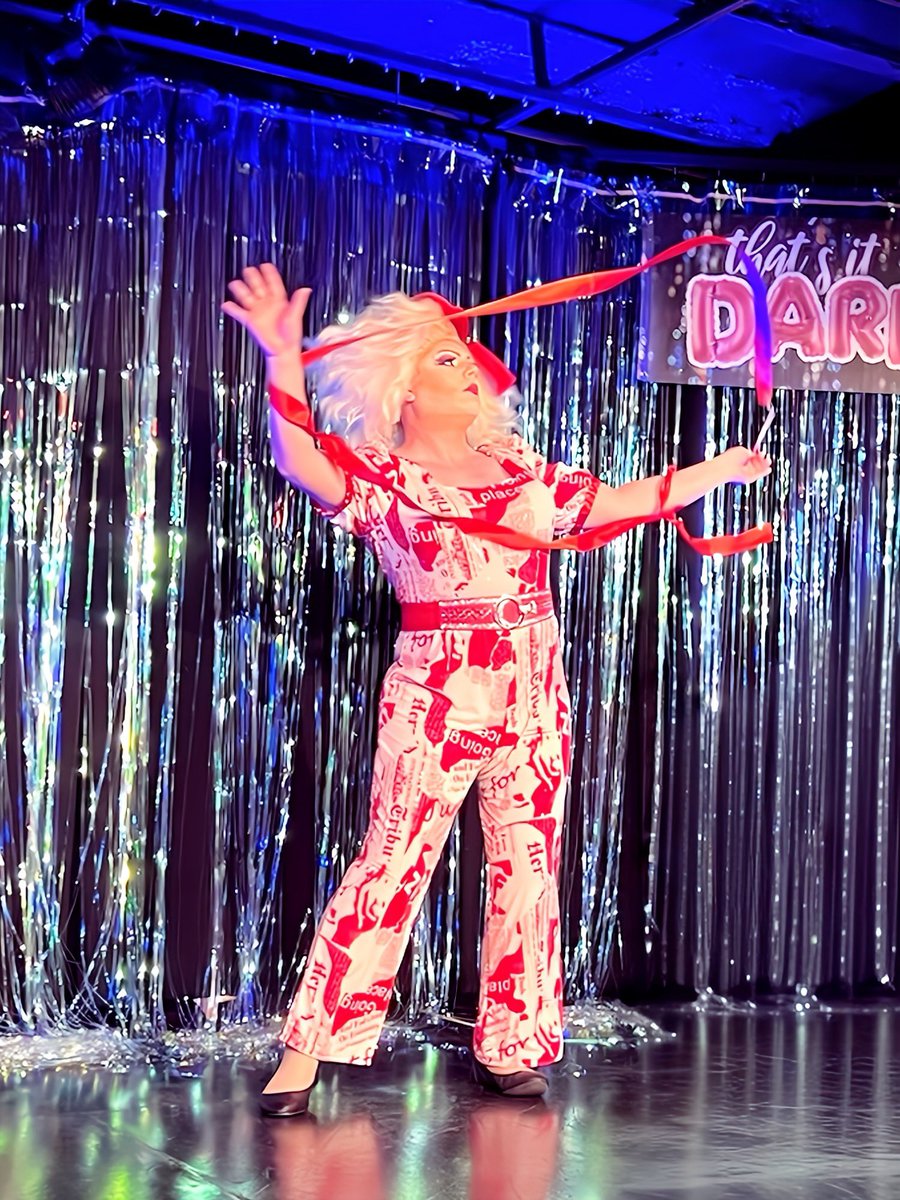 Manche nennen es ‘Ausdruckstanz’, ich nenne es ‘Klebeband-Katastrophe mit Stil’ 😅🎀💃🏼 Wenn dein Outfit fast auseinanderfällt, aber du trotzdem 110% Drama lieferst!
 #ExpressiveEleganz #KlebebandUndKunst #WrappedInFabulousness #drag #gay #queer