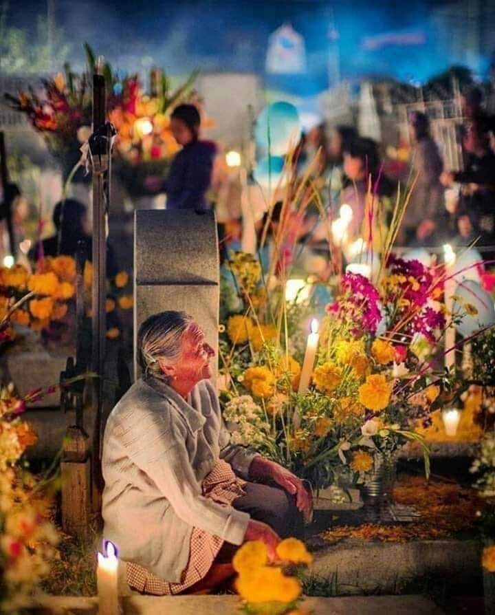 "Los muertos se van cuando el olvido los sepulta..." 🌼💀🇲🇽 #DíaDeMuertos