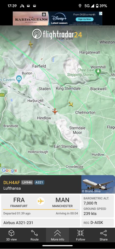 smity_873's tweet photo. Just watched these two planes in a holding pattern come very very close to crashing 😲 Never seen planes this close together! Didn't get my phone out quick enough to get a pic of them nearly touch 😑 #easyjet #lufthansa #flightradar https://t.co/TOYoCO6aK4
