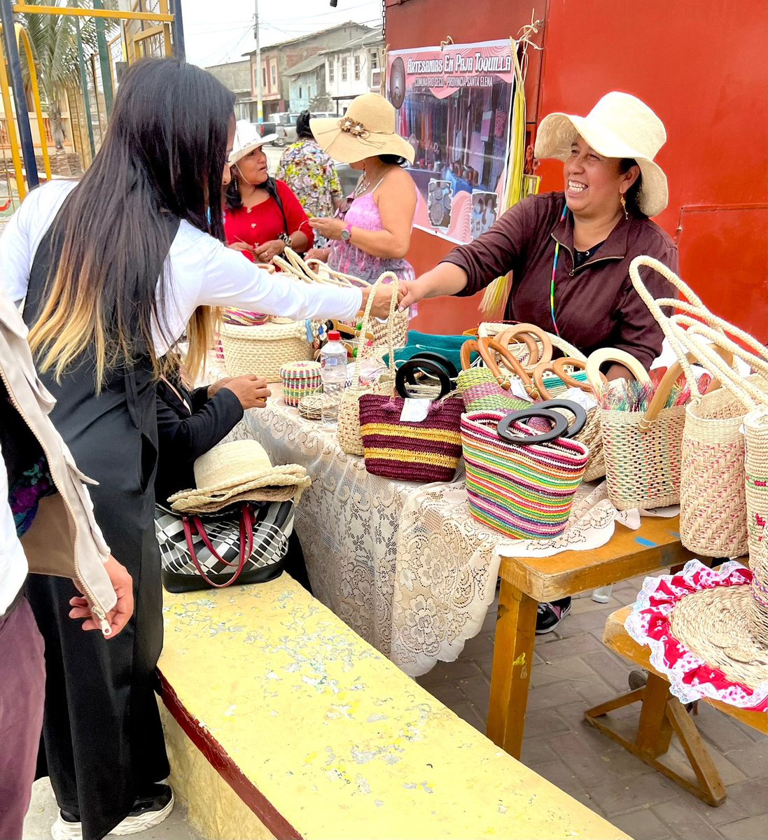 JuventudesCut's tweet photo. 📸 | Comuna Ancestral Engabao

Como Secretaría de Juventudes CUT, fue un honor haber sido invitados a la conmemoración del Día del Cacique, organizado por la Juventud Wankavilka.

#CulturaWankavilka #DíaDelCacique #JuventudEngabao #RedDeJóvenesTrabajadores #LiderazgoJuvenil https://t.co/58lo7Lec8J