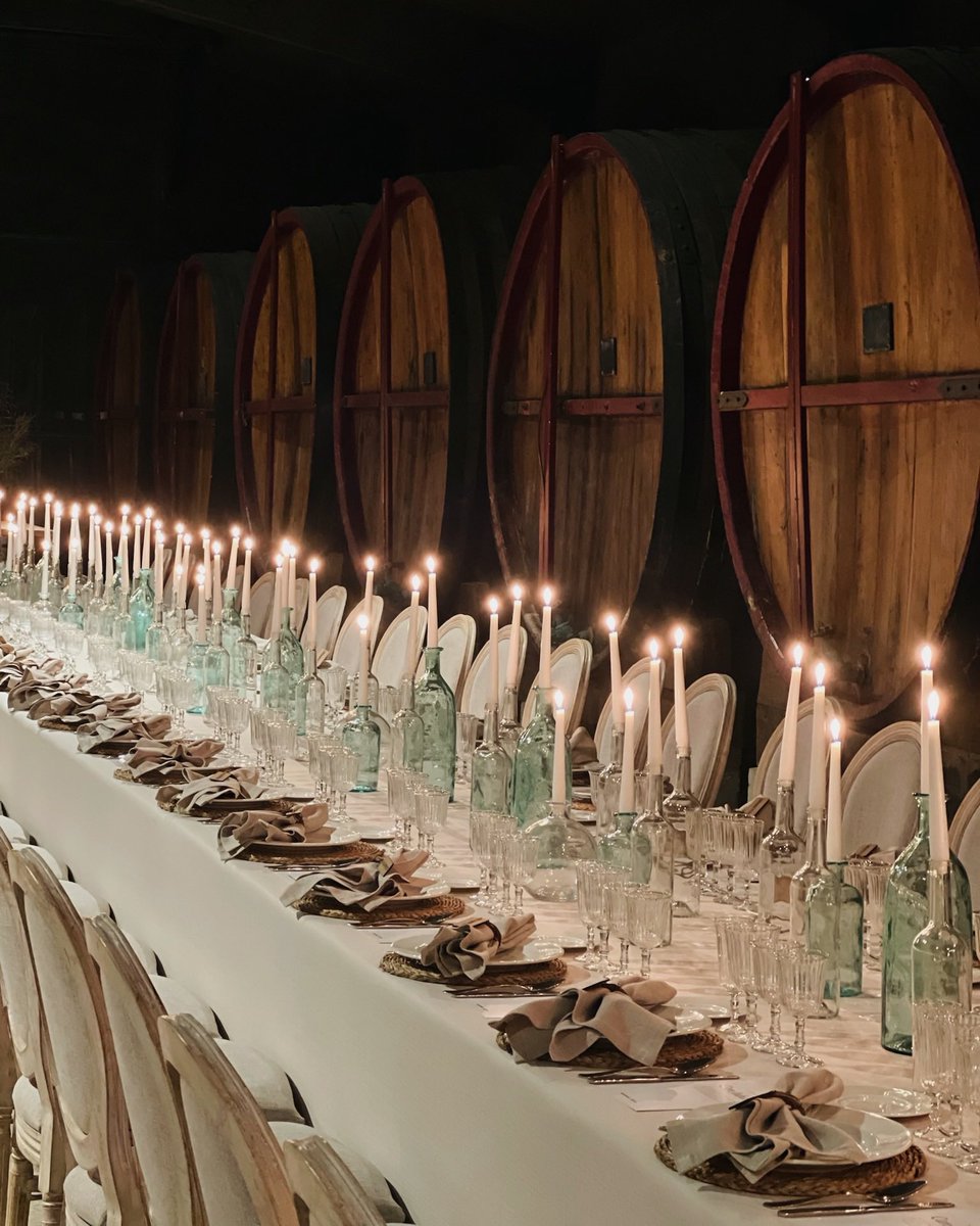 jubanyevents's tweet image. Elegància al celler ✨🕯️

#JubanyEvents #tablesetting #abdal #vinyes #fyp