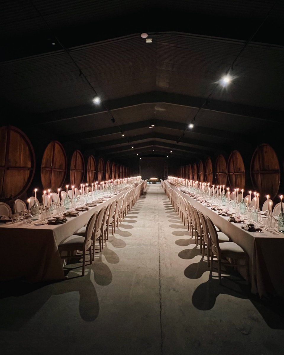 jubanyevents's tweet image. Elegància al celler ✨🕯️

#JubanyEvents #tablesetting #abdal #vinyes #fyp