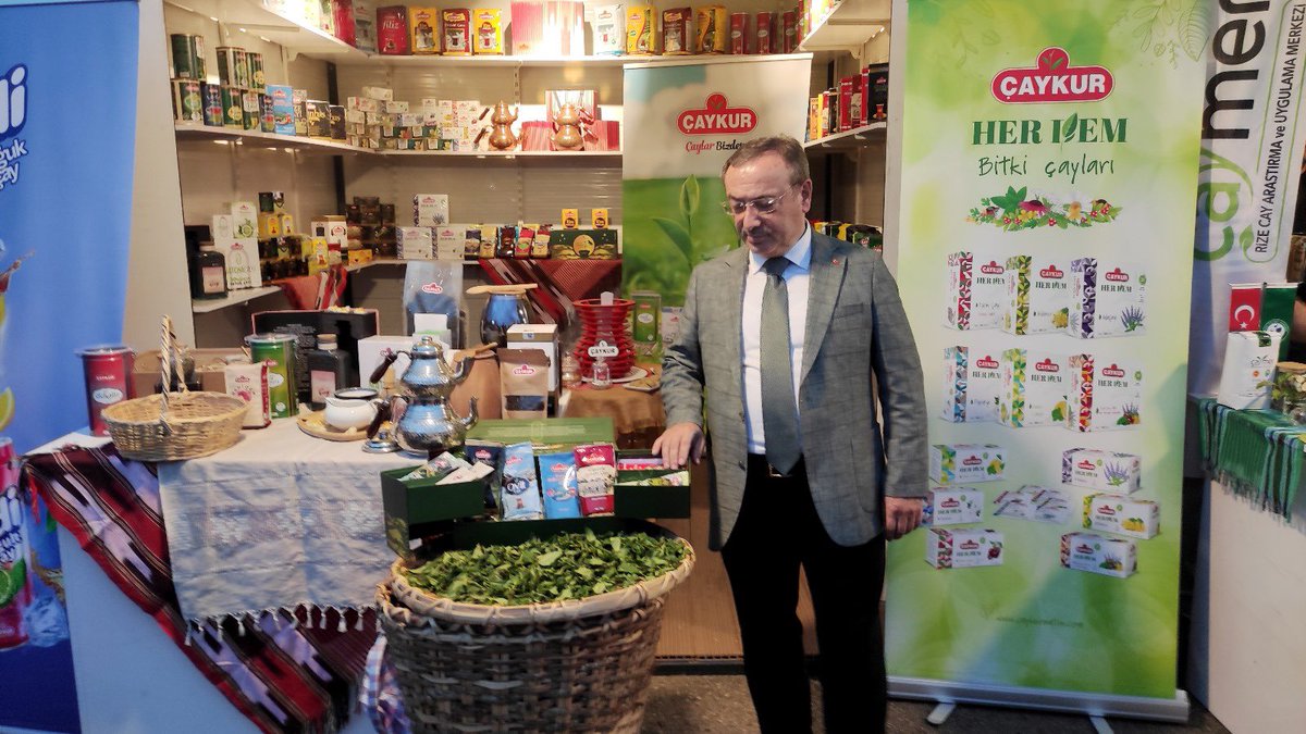 Yusufziyaalim's tweet photo. Rize Belediye Başkanlığının 4.  nu düzenlediği  Gastronomi günlerinde hem çay tadımı ve ürünlerimizin standı ve hemde konuşmacı olarak katılım sağladık. Çayımızın güzelliklerini ve genç üreticilerimizi çayla buluşturma konusundaki çalışmalarımızı paylaştık. https://t.co/GVOoF8XqZ3