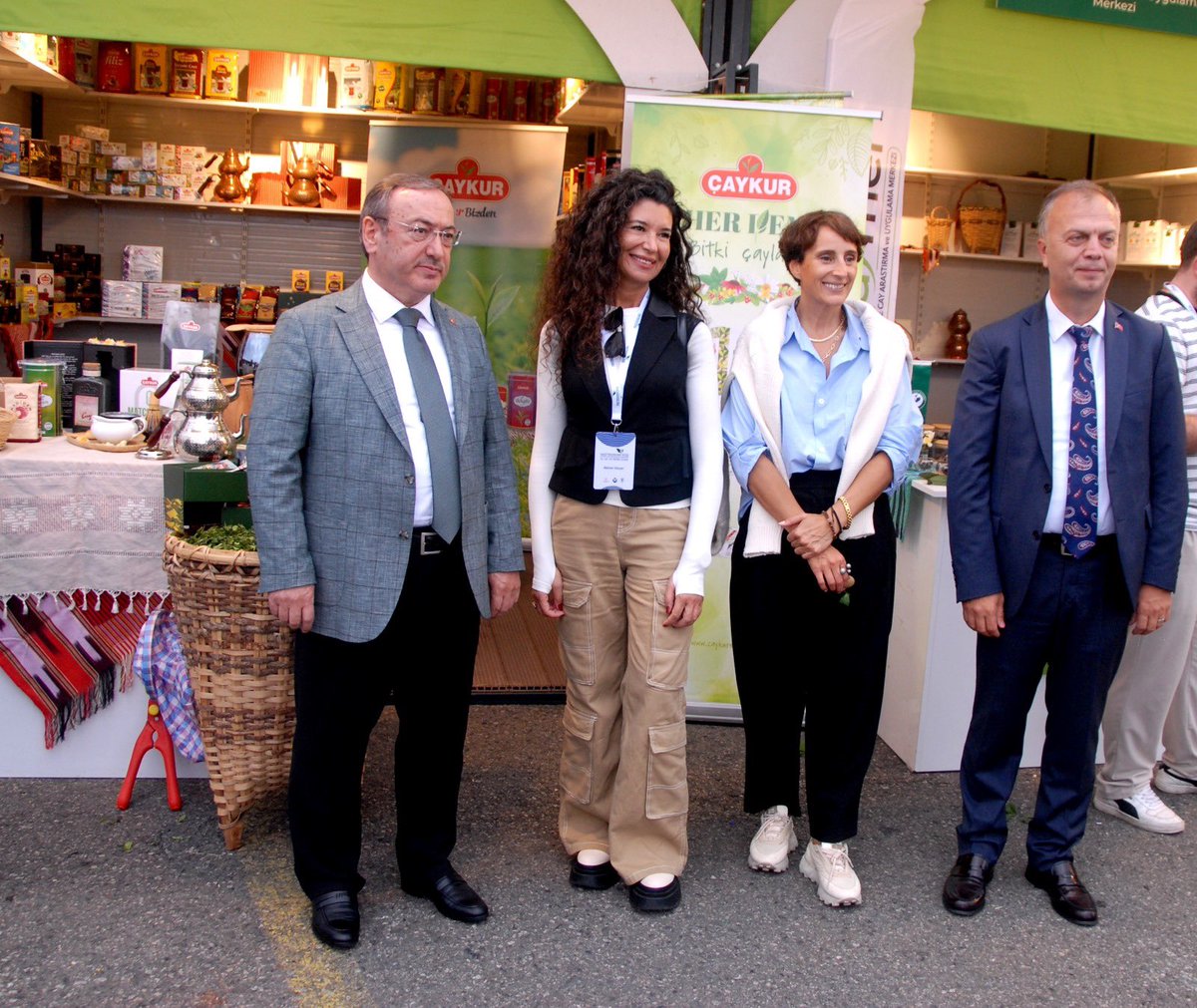 Yusufziyaalim's tweet photo. Rize Belediye Başkanlığının 4.  nu düzenlediği  Gastronomi günlerinde hem çay tadımı ve ürünlerimizin standı ve hemde konuşmacı olarak katılım sağladık. Çayımızın güzelliklerini ve genç üreticilerimizi çayla buluşturma konusundaki çalışmalarımızı paylaştık. https://t.co/GVOoF8XqZ3