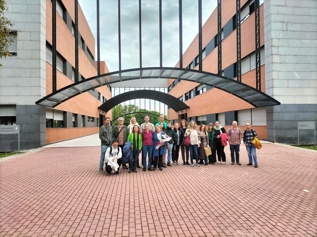 Buenas y lluviosas tardes a todos! 
Hoy retomamos la actividad por aquí, y no se me ocurre mejor manera de hacerlo que recordando el homenaje que realizamos el pasado viernes a Ana Rosa Burgaz, un referente indiscutible de la liquenología en España.