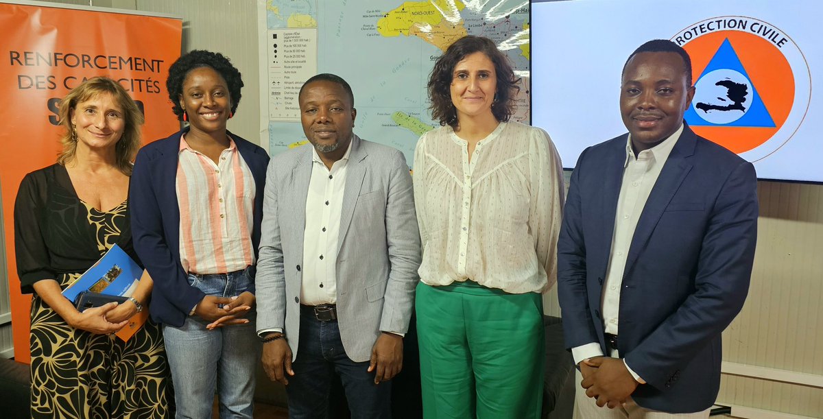 Radhia Oudjani (@oudjaniradhia) on Twitter photo Yon ti vizit <a href="/AFD_France/">Agence Française de #Développement (AFD) 🇫🇷 🇪🇺</a> ak <a href="/expertisefrance/">Expertise France</a> nan lokal <a href="/Pwoteksyonsivil/">Pwoteksyon sivil</a> nan kad pwojè Phénix (8 M€). Pwojè sa a pral ranfòse pwoteksyon sivil pou li ka bay popilasyon an pi bon sèvis. Menm jan ak R2D2, Phénix pwouve AFD angaje l tout bon vre pou amelyore jesyon risk an 🇭🇹. Yon ti vizit <a href="/AFD_France/">Agence Française de #Développement (AFD) 🇫🇷 🇪🇺</a> ak <a href="/expertisefrance/">Expertise France</a> nan lokal <a href="/Pwoteksyonsivil/">Pwoteksyon sivil</a> nan kad pwojè Phénix (8 M€). Pwojè sa a pral ranfòse pwoteksyon sivil pou li ka bay popilasyon an pi bon sèvis. Menm jan ak R2D2, Phénix pwouve AFD angaje l tout bon vre pou amelyore jesyon risk an 🇭🇹.