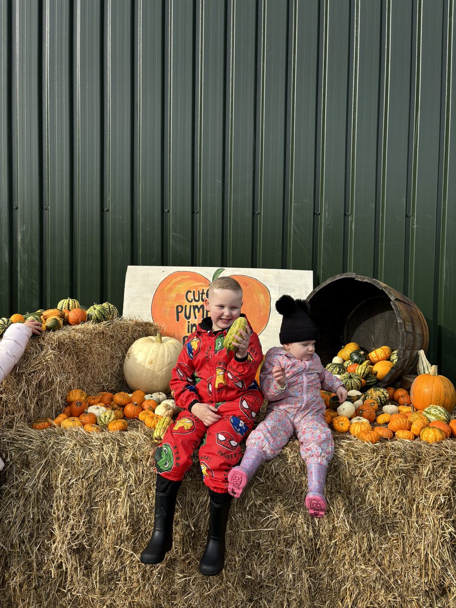 xjadefield's tweet photo. Pumpkin picking, our favourite thing to do in the autumn time 🍂🎃🍁🧡 https://t.co/ob3W8cCOnT
