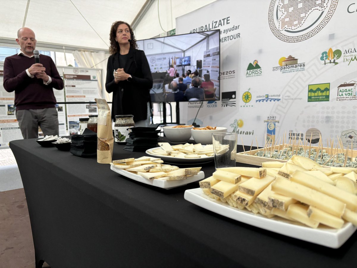 leadertour_'s tweet photo. Clausuramos la carpa #LEADERTour de #Ponferrada con una cata de quesos y mieles del Bierzo con #MielCaminoSantiago y #QueseríaLaChata 🍯🧀

@asodebi #Asodebi

#territoriosconfuturo #LEADER #Leaderlohaceposible #proyectosdecooperación #ruralízate https://t.co/hnE8eTvjqO