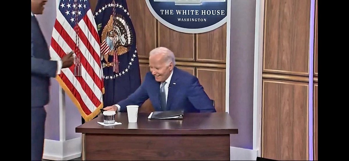 BarryHoeyPA's tweet image. Today's Open House Property is Amazing, but my OH desk is small.
Now I know how actor Biden feels at that Small Desk!
Our 239RealEstateDeals.Com LLC listing link: myre.io/0IJMXBzd33Nt
Open House 1 to 4.
#WeHaveItAll #BidenDesk #SmallDesk 🇺🇸🙏☘️
