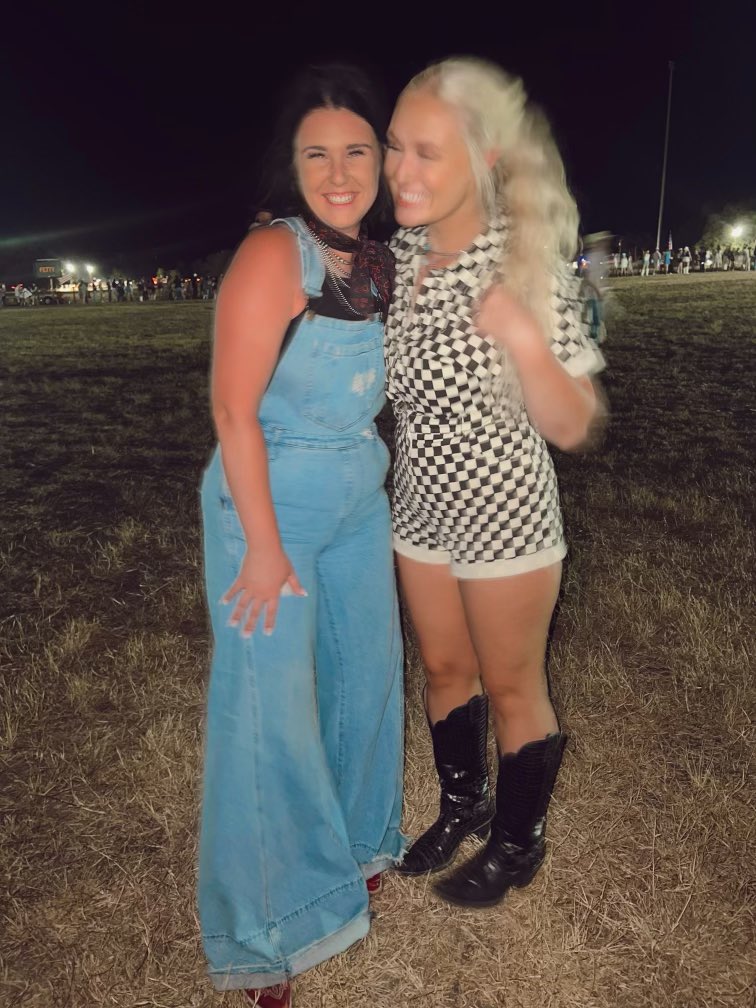 saw queen <a href="/_megmoroney/">Megan Moroney</a> last night, &amp; we are not okay🍀💙✨